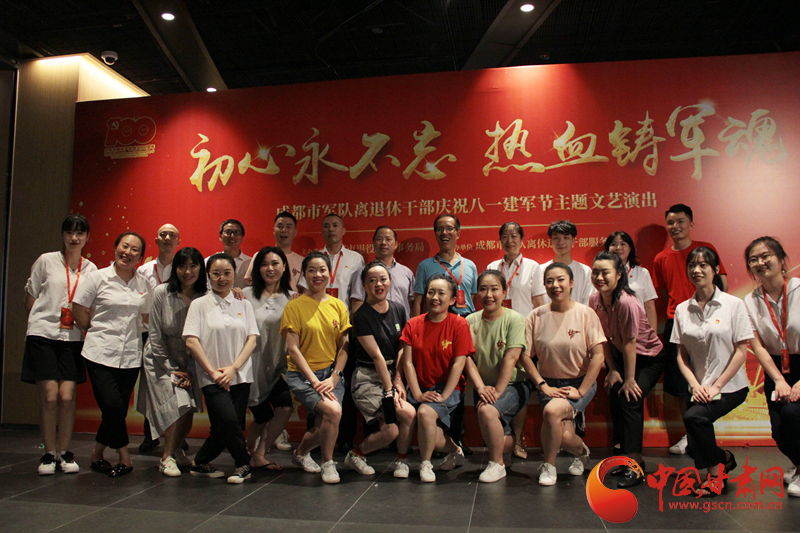 【蘭大新聞學(xué)子重走西北角】不變的軍旅情，不滅的舞臺夢——記原成都軍區(qū)政治部戰(zhàn)旗文工團(tuán)國家一級演員楊思遠(yuǎn)