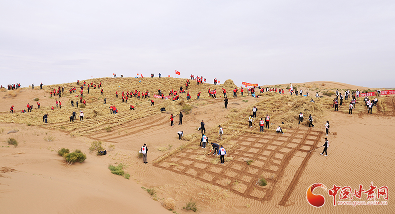 甘肅省委宣傳部、省文明辦、省志愿服務(wù)聯(lián)合會在古浪縣舉行壓沙主題文明實(shí)踐志愿服務(wù)活動