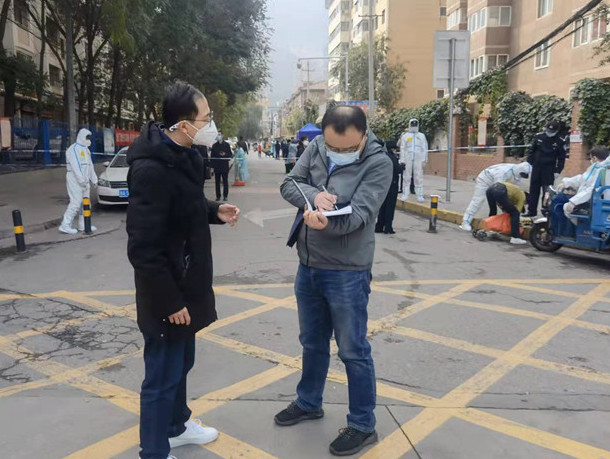 蘭州市紀(jì)委監(jiān)委干部下沉一線詳細(xì)詢問疫情防控情況。.jpg