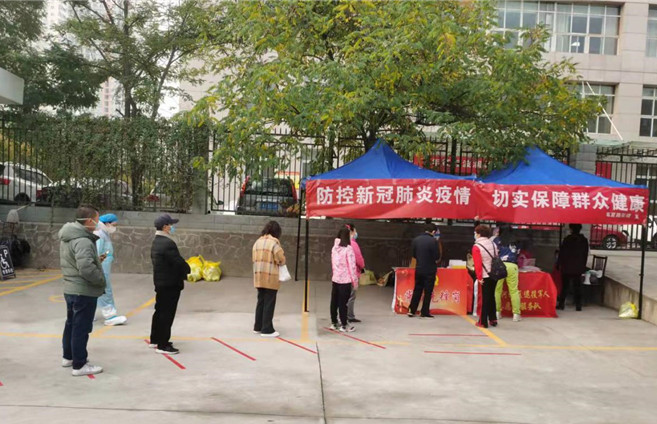 城關(guān)區(qū)紀(jì)委監(jiān)委各監(jiān)督檢查組督促各街道核酸檢測(cè)點(diǎn)落實(shí)“一米線”制度。.jpg