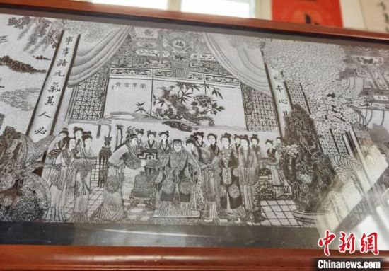 圖為陶世清的影雕作品?！钅?攝