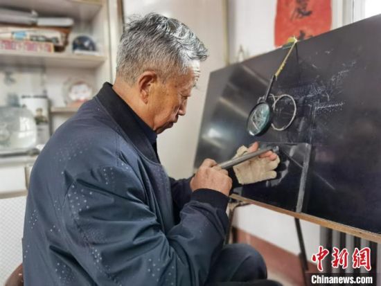 圖為陶世清在創(chuàng)作中?！钅?攝