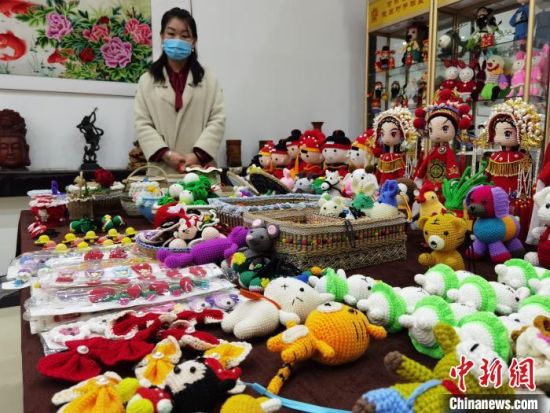 圖為隴原巧手展示手工藝品。(資料圖) 徐雪 攝