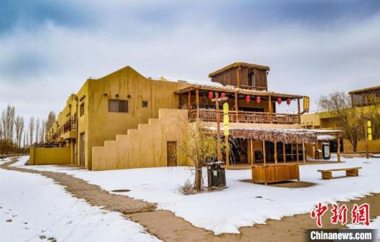 雪落敦煌月牙泉小鎮(zhèn)?！⊥醣筱y 攝