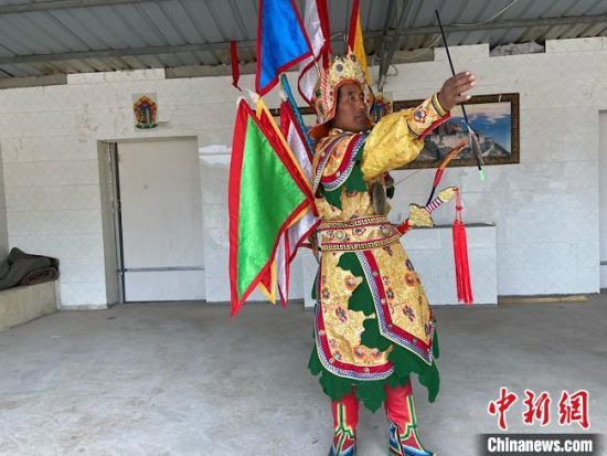 圖為完代才讓在外木村戲臺出演?！∷巫雨?攝