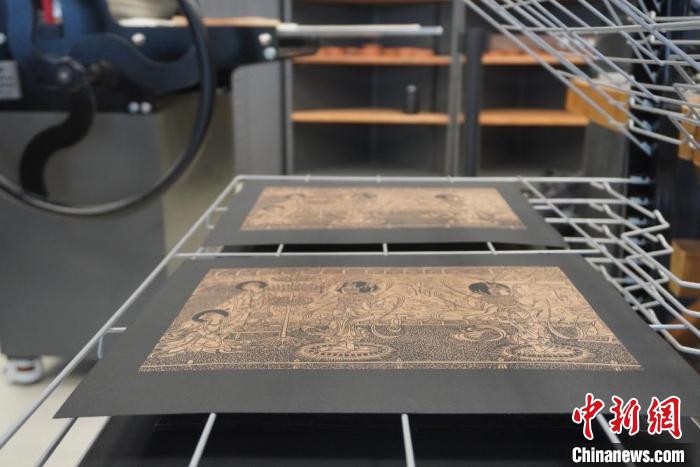 圖為徐晉林工作室制作的雕版敦煌壁畫印刷成品展示?！【琶赖┰?　攝