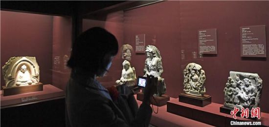 2018年8月，《平山郁夫的絲路世界——平山郁夫絲綢之路美術(shù)館文物展》在甘肅敦煌莫高窟開展。中新社記者 楊艷敏 攝