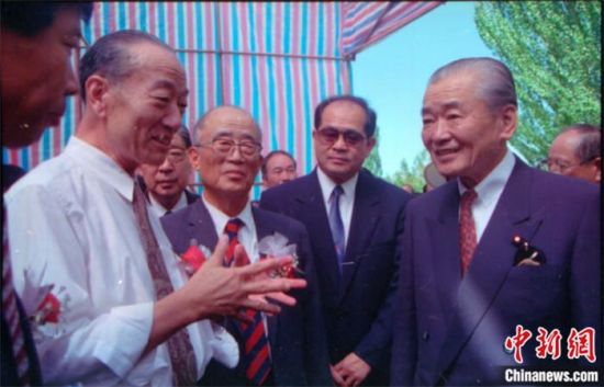 1994年8月，時(shí)任日本首相竹下登(右一)與時(shí)任敦煌研究院院長(zhǎng)段文杰在莫高窟親切交談。中新社發(fā) 婁婕 供圖