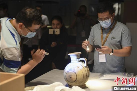 2020年6月，在長(zhǎng)沙博物館舉行“從地中海到中國(guó)：絲路寶藏——平山郁夫絲綢之路美術(shù)館藏文物展”前，專家開箱鑒定文物。中新社記者 楊華峰 攝