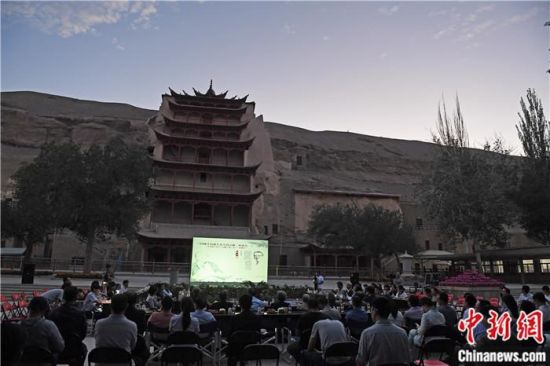 2018年8月，在敦煌莫高窟標(biāo)志性建筑“九層樓”前，《回顧平山郁夫先生的貢獻(xiàn)》座談會(huì)舉行。來自中日兩國(guó)的專家、學(xué)者共同懷念這位情系敦煌數(shù)十載的繪畫巨匠、中日友好的文化使者、世界文化遺產(chǎn)的守護(hù)者。中新社記者 楊艷敏 攝