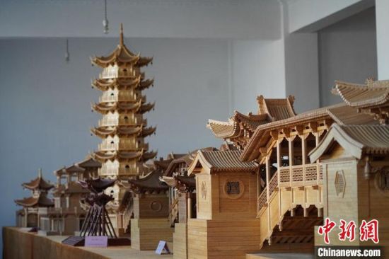 圖為古建筑模型制作技藝傳習(xí)所展廳內(nèi)的微縮古建筑作品?！【琶赖┰?　攝