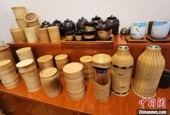 圖為展陳的一件件精致可愛的竹編農具工藝品?！●T志軍 攝