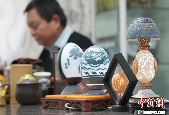 圖為吳義澤完成的蛋雕作品?！【琶赖ぴ?攝