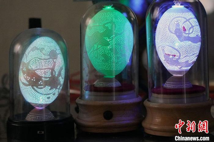 圖為以敦煌飛天為元素的蛋雕作品?！【琶赖ぴ?攝