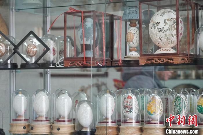 圖為吳義澤收藏柜內(nèi)的蛋雕作品?！【琶赖ぴ?攝