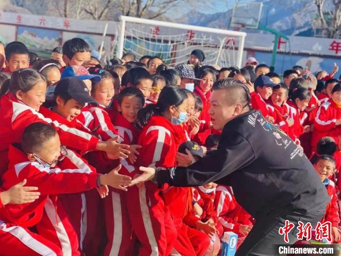 1月初，第五屆“街舞進(jìn)藏鄉(xiāng)”公益助學(xué)活動(dòng)在甘肅甘南結(jié)束，旨在讓藏族學(xué)子感受到街舞魅力?！￡惿菩?攝