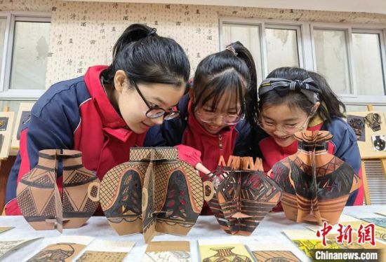 圖為學(xué)生用紙創(chuàng)作的立體彩陶。　劉玉桃 攝