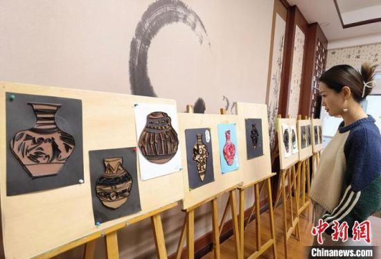 圖為學(xué)生用衍紙材料制作的彩陶紋飾。　劉玉桃 攝