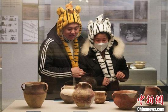 圖為市民戴虎頭帽在博物館內參觀。九美旦增 攝