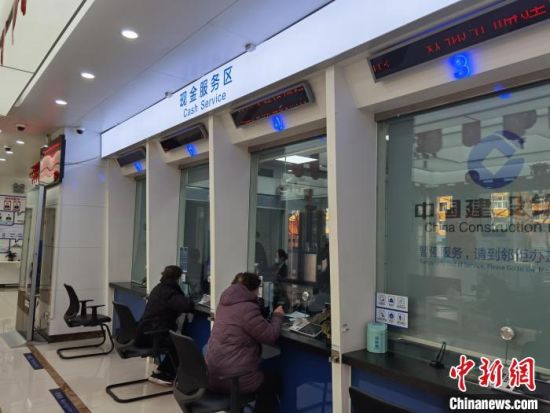 圖為蘭州市民在銀行兌換新鈔?！⌒煅?攝