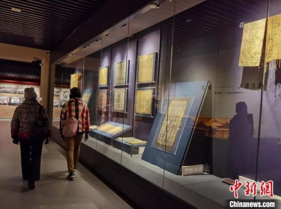 圖為蘭州市民參觀博物館展品?！⌒煅?攝