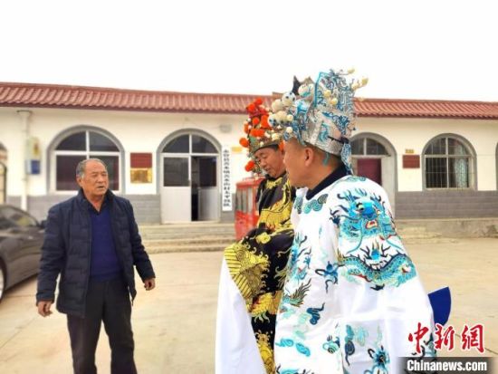 圖為69歲的“苦水高高蹺”國家級傳承人巨海全(左一)，叮囑徒弟們高高蹺練習技巧要領(lǐng)?！￠Z姣 攝