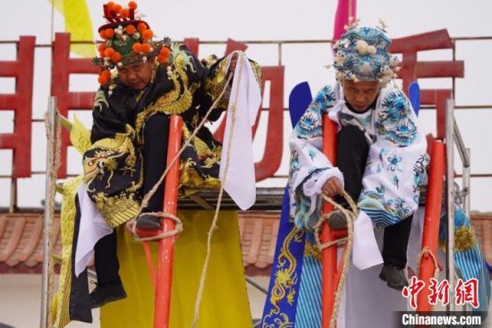 圖為“苦水高高蹺”表演者通過麻繩將腳固定在腳踏板，并在腿部纏繞六七圈。　九美旦增 攝