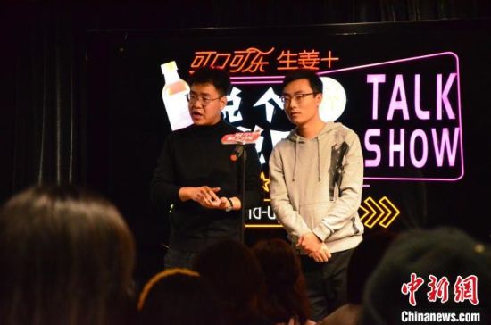 圖為脫口秀演員搭檔表演?！钅?攝