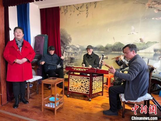 圖為蘭州鼓子表演者王常玉登臺(tái)演唱，她是這項(xiàng)入列國(guó)家級(jí)非物質(zhì)文化遺產(chǎn)的曲藝表演者中，為數(shù)不多的女演員?！堨下?攝