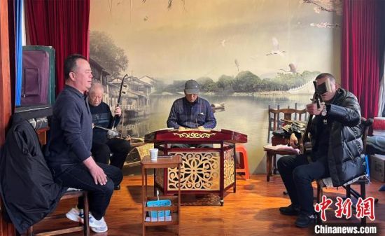 圖為蘭州鼓子愛(ài)好者在傳習(xí)所內(nèi)互相搭檔上臺(tái)演出。　張煜曼 攝