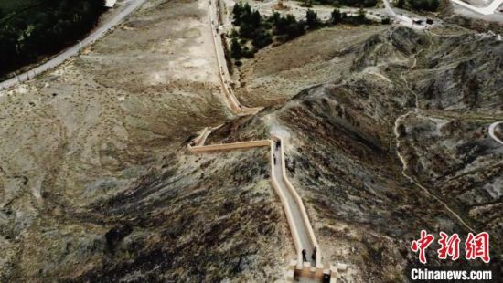 圖為甘肅嘉峪關(guān)懸臂長(zhǎng)城吸引游客打卡 。(資料圖) 李亞龍 攝