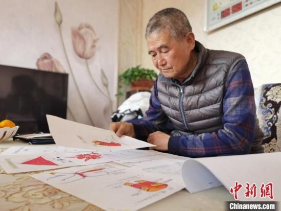 圖為陸鵬飛向記者展示多年帶隊的手寫筆記?！堟?攝