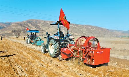 定西市隴西縣17個鄉(xiāng)鎮(zhèn)的農機合作社、農機手參加了農機技能比賽和培訓