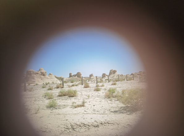 插圖2：透過河西走廊遺存的古陶片孔洞所見。攝影：陳曉斌。拍攝日期：2020年6月。