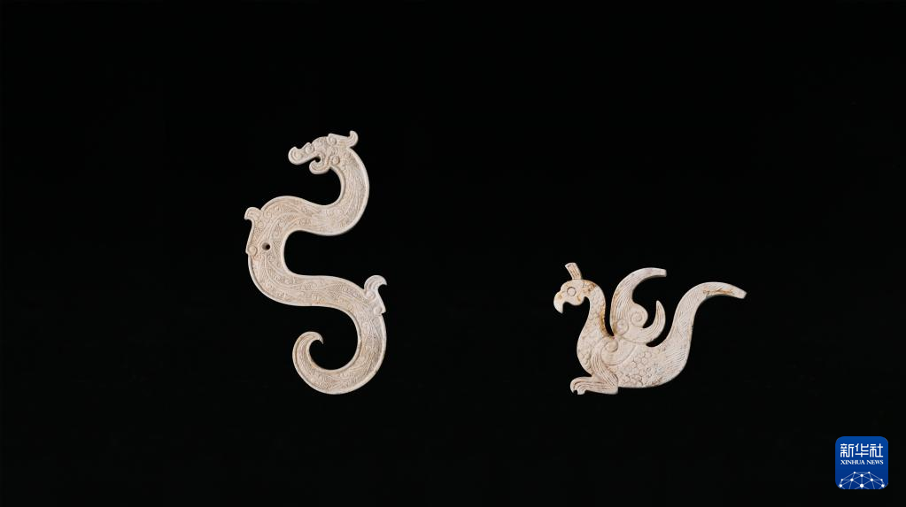 江西樟樹市國(guó)字山戰(zhàn)國(guó)墓葬出土玉龍、玉鳳（資料圖）。