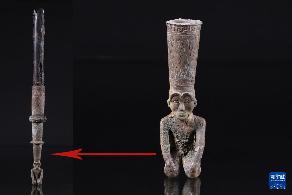 江西樟樹市國(guó)字山戰(zhàn)國(guó)墓葬出土銅跽坐人鐓（資料圖）。