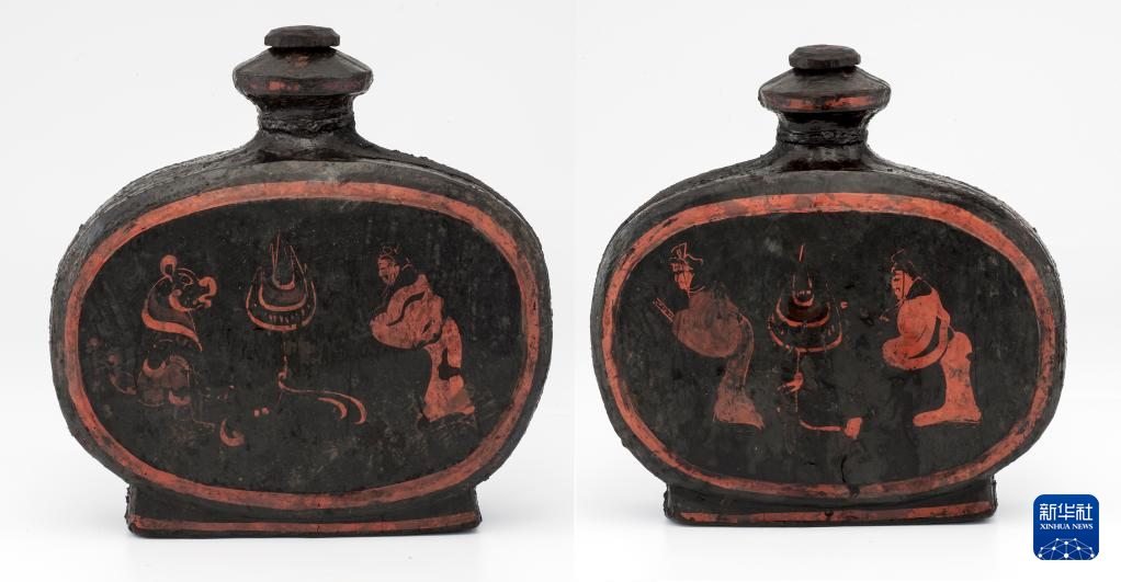 湖北云夢(mèng)縣鄭家湖戰(zhàn)國(guó)秦漢墓地出土扁壺（資料圖）。