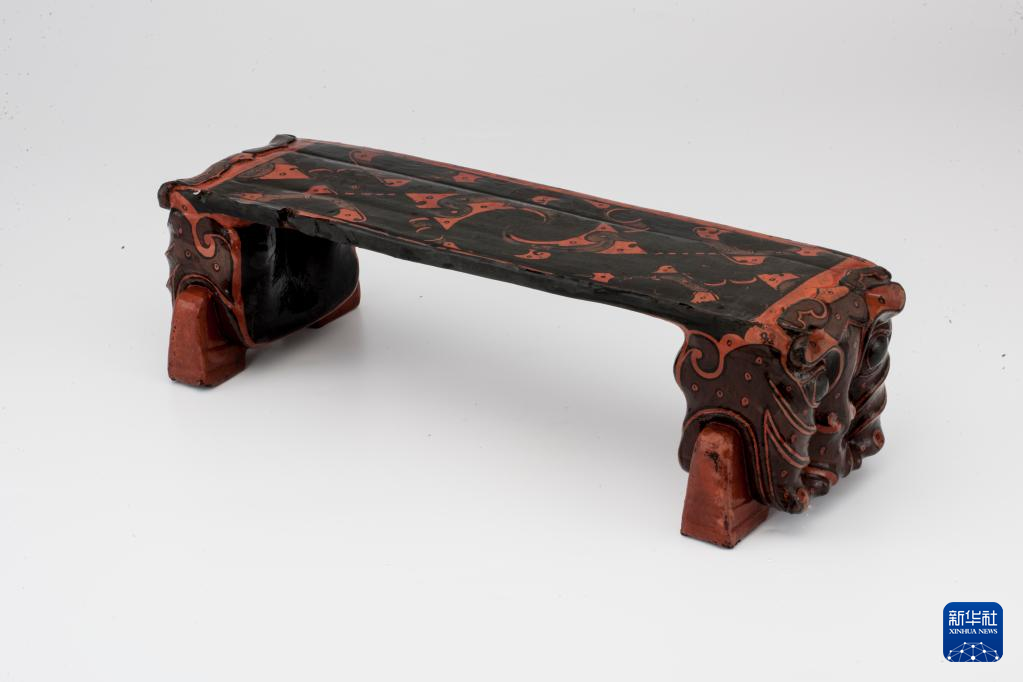 湖北云夢(mèng)縣鄭家湖戰(zhàn)國(guó)秦漢墓地出土漆木虎頭枕（資料圖）。