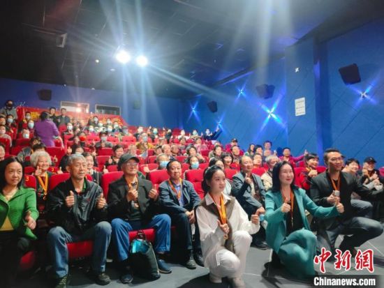 《浴血誓言》主創(chuàng)團(tuán)隊(duì)與到場的紅軍后代合影?！￡愡x斌 攝