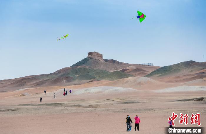 圖為市民正在陽關景區(qū)放風箏?！⊥醣筱y 攝