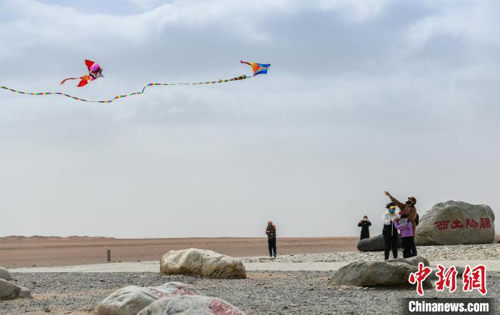 圖為市民正在陽關景區(qū)放風箏?！⊥醣筱y 攝