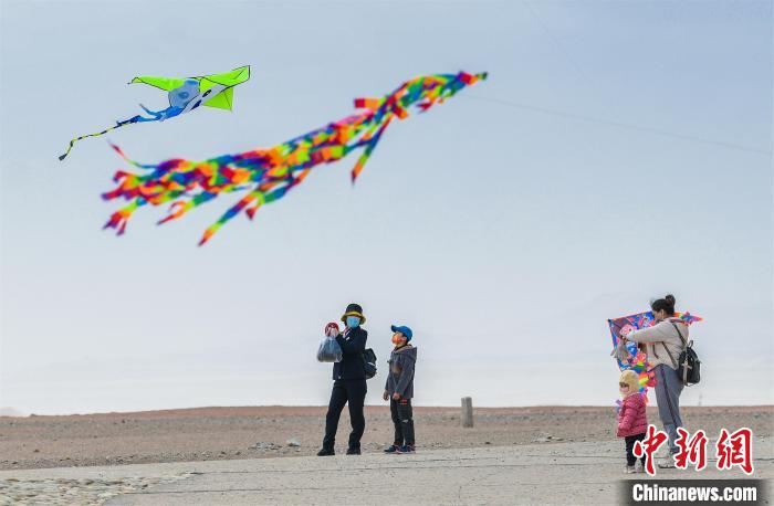 圖為孩童在父母的陪伴下放風箏?！⊥醣筱y 攝