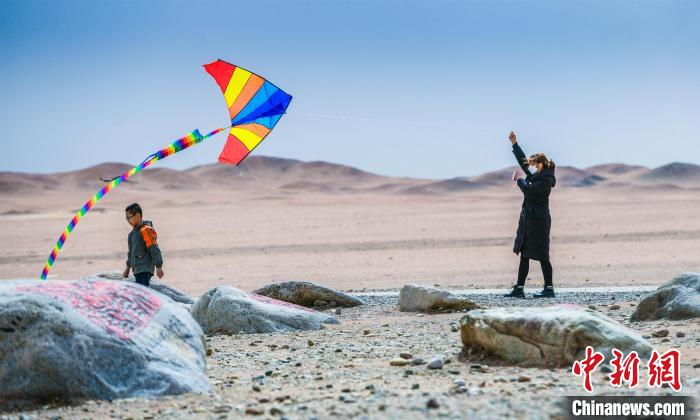 圖為市民正在陽關景區(qū)放風箏?！⊥醣筱y 攝