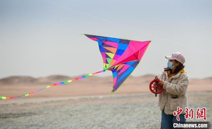 圖為市民正在陽關景區(qū)放風箏?！⊥醣筱y 攝