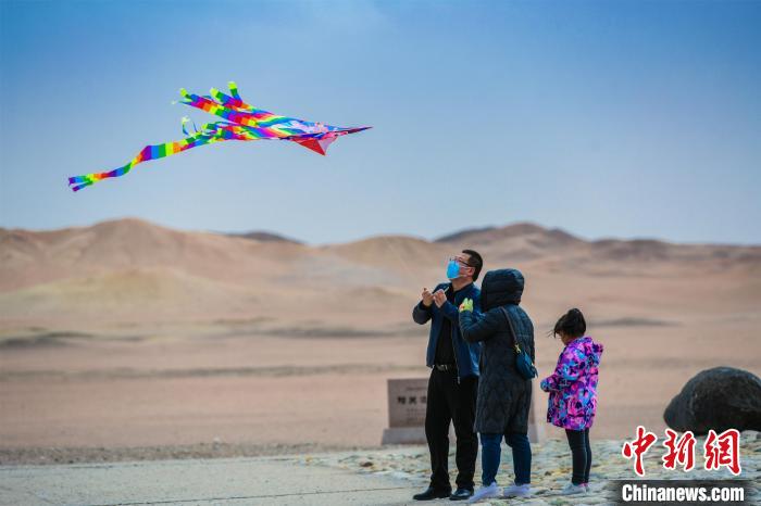 圖為市民正在陽關景區(qū)放風箏?！⊥醣筱y 攝