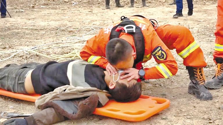 天水：消防員人工呼吸救回中毒農(nóng)民工 我們?yōu)槟泓c贊！