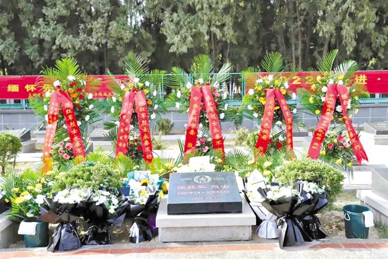 陳紅軍烈士墓前 這張“全家?！弊屓藴I目