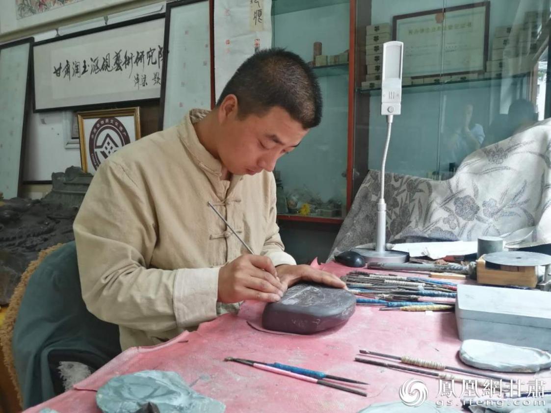 洮硯制作技藝第六代傳人、國家藝術(shù)基金資助青年藝術(shù)家、正高級(jí)洮硯雕刻藝術(shù)師李江平十年如一日專注于洮硯制作 圖源自網(wǎng)絡(luò)