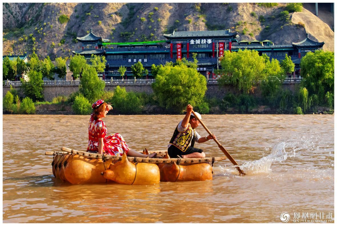 筏子客揮動著劈波斬浪的船槳，槳聲中混搭著風(fēng)聲、水聲和男女對歌的花兒聲。蘭州市文旅局供圖
