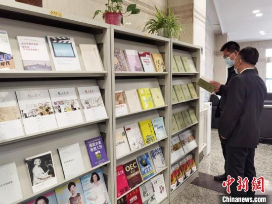 圖為國網(wǎng)甘肅電力黨校的職工書架?！⌒煅?攝